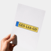 Gefeliciteerd Rijbewijs Islamitisch kaart, in de hand gehouden om jou de grootte en het stevige papier te laten zien.