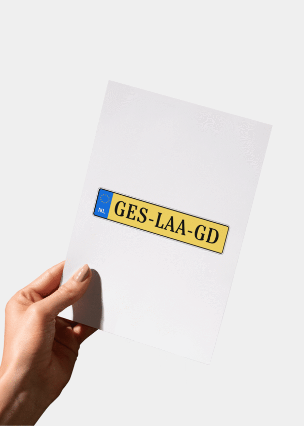 Gefeliciteerd Rijbewijs Islamitisch kaart, in de hand gehouden om jou de grootte en het stevige papier te laten zien.