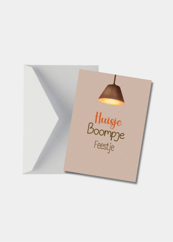 Housewarming kaart A6 'Huisje Boompje Feestje' met witte envelop. Geeft aan dat de kaart direct klaar is voor verzending.