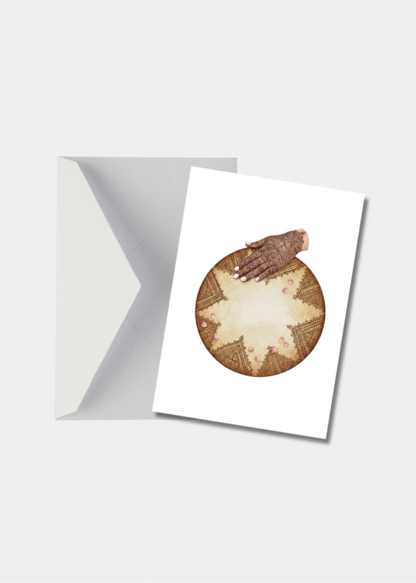 Wenskaart Henna Day Bendir Voorkant met envelop Mockup Wenskaart Henna Bendir Design met witte envelop, gepresenteerd als ready-to-send product.