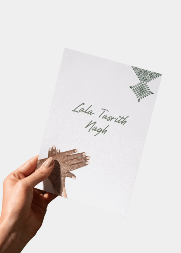 Hand houdt wenskaart hennafeest vast met illustratie van Marokkaanse bruid en tekst 'It's your Henna day'.