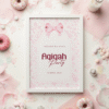 Aqiqah feestdecoratie flat lay met welkomstbord in witte lijst, donuts, snoep en roze confetti.