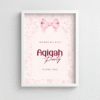 Gepersonaliseerde poster Aqiqah ingelijst in een houten lijst, hangend aan een witte muur.