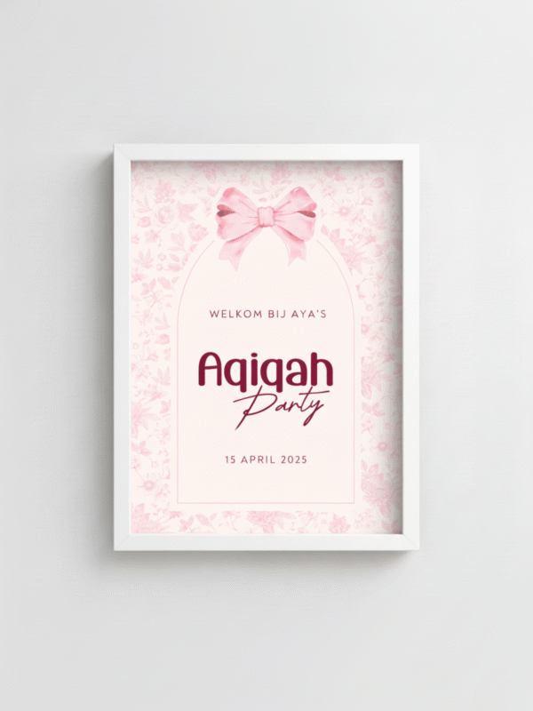Gepersonaliseerd welkomstbord Aqiqah in witte lijst Gepersonaliseerde poster Aqiqah ingelijst in een houten lijst, hangend aan een witte muur.