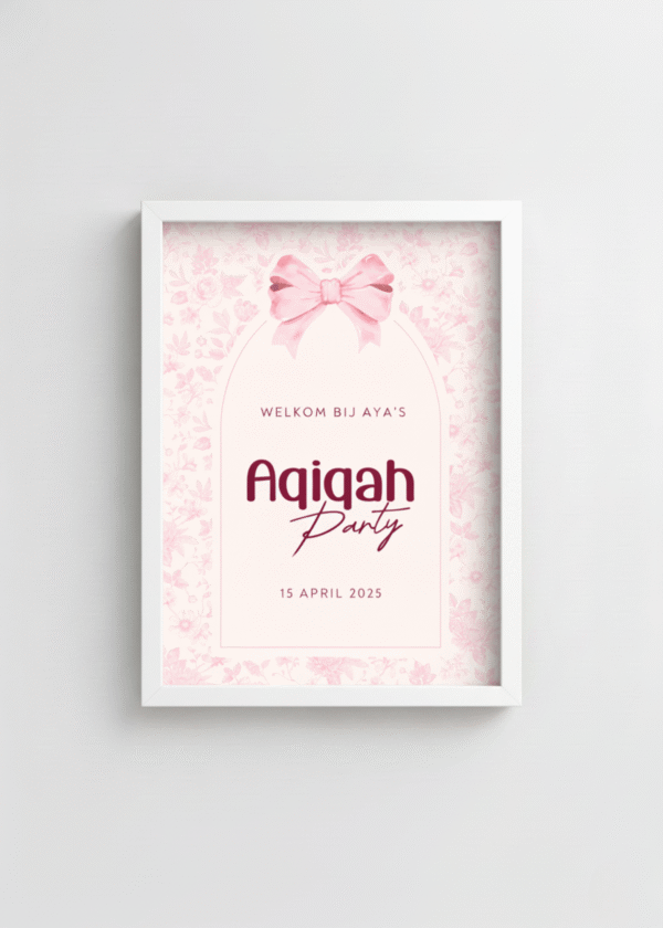Gepersonaliseerde poster Aqiqah ingelijst in een houten lijst, hangend aan een witte muur.