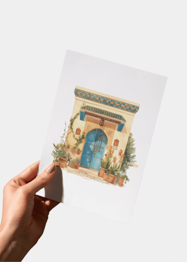 Hand houdt Marokkaanse Deur aquarel kaart vast (schaal)
