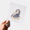 hijaab-gefeliciteerd-kaart-hand.png Hand houdt moderne Hijaab Gefeliciteerd kaart vast