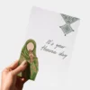 Hand houdt feestelijke henna dag kaart vast met tekst It's your Henna day