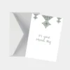 Staande 'It's your Henna day' wenskaart gepresenteerd naast een bijpassende witte envelop.